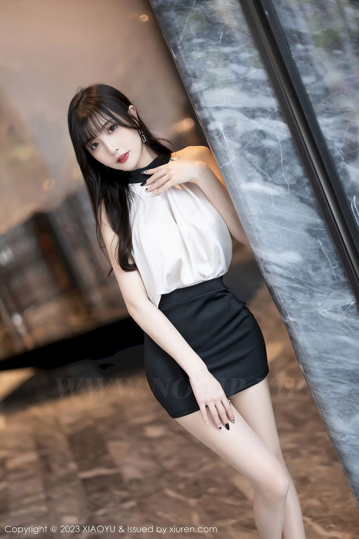 语画界美女模特林星阑浅色上衣搭配黑色短裙性感写真
