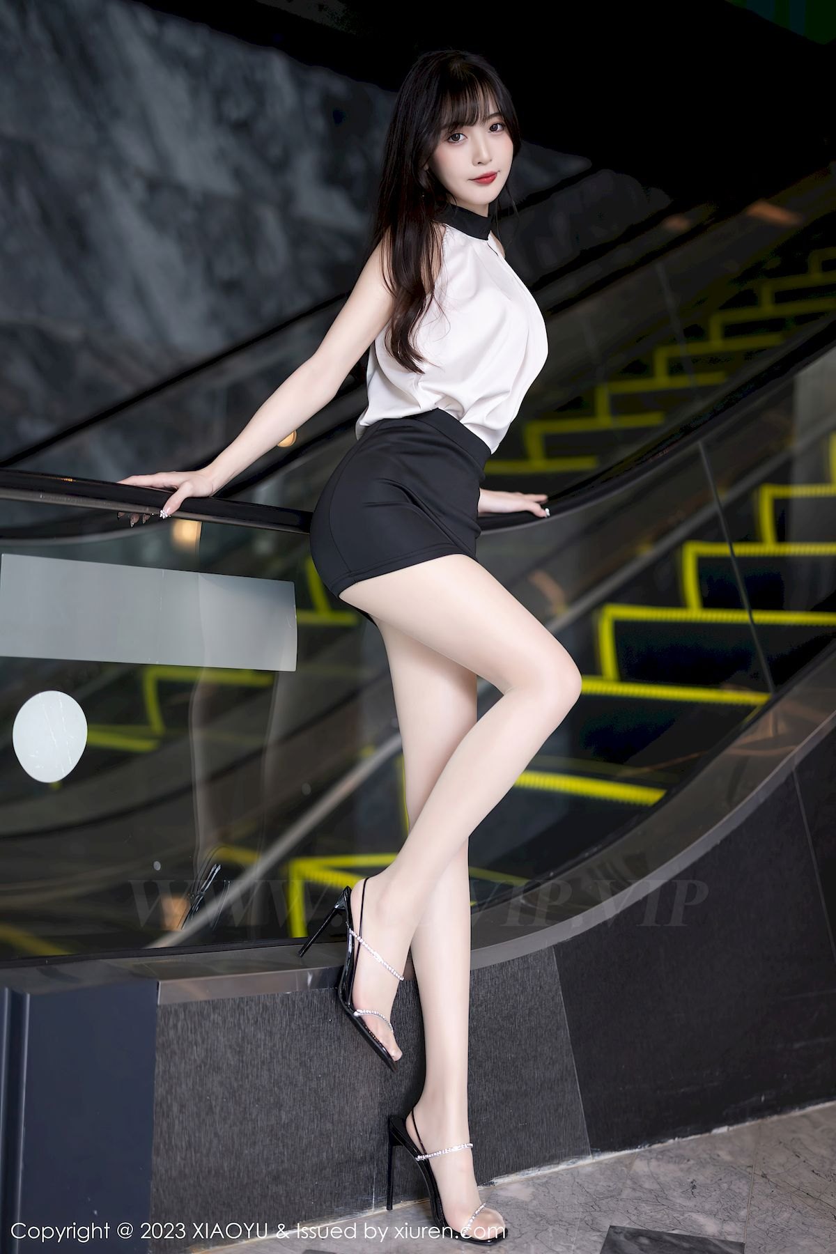 语画界美女模特林星阑浅色上衣搭配黑色短裙性感写真