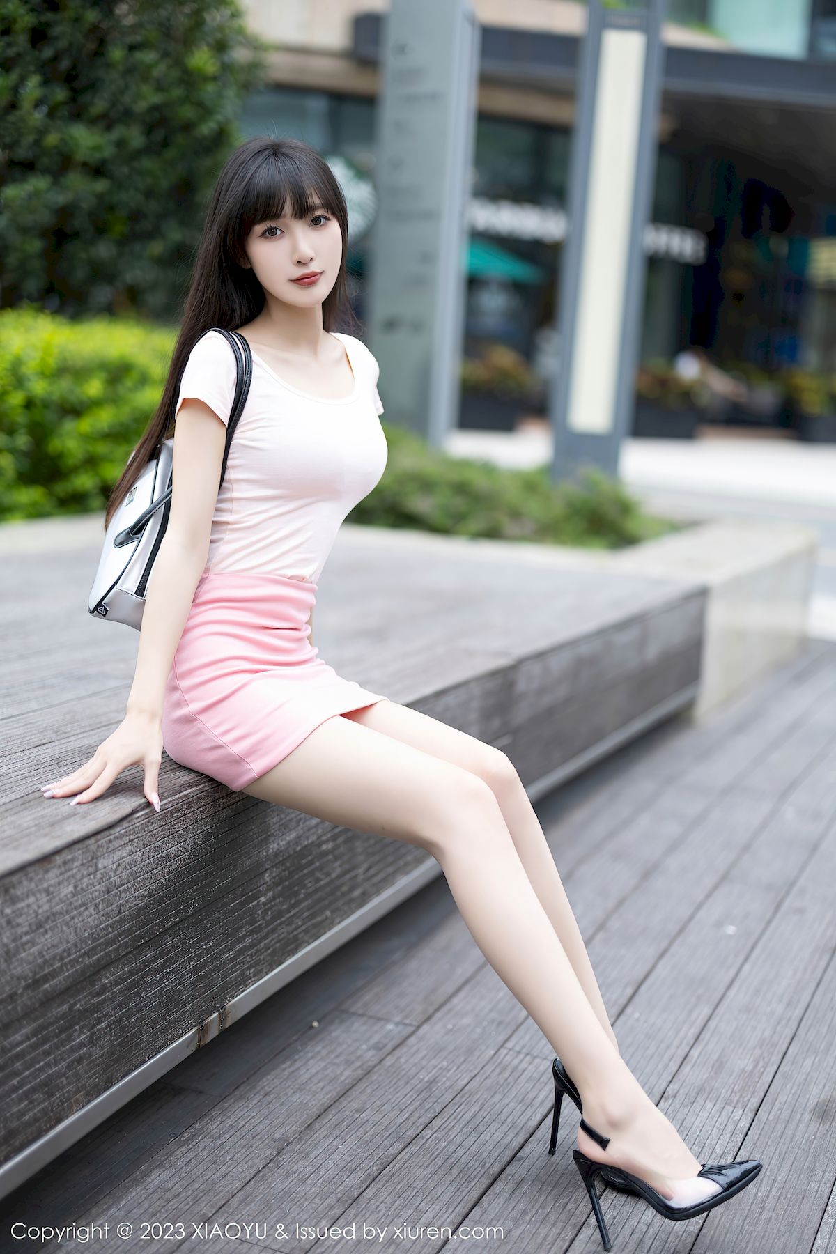 语画界美女模特林星阑浅粉色上衣搭配粉色短裙性感写真