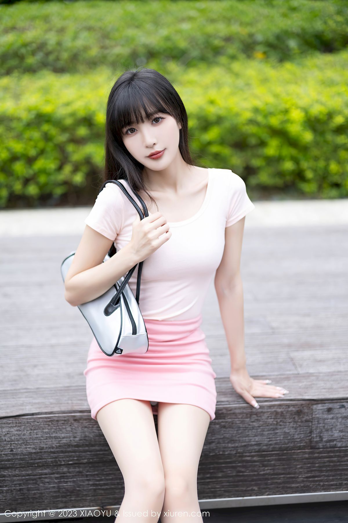 语画界美女模特林星阑浅粉色上衣搭配粉色短裙性感写真