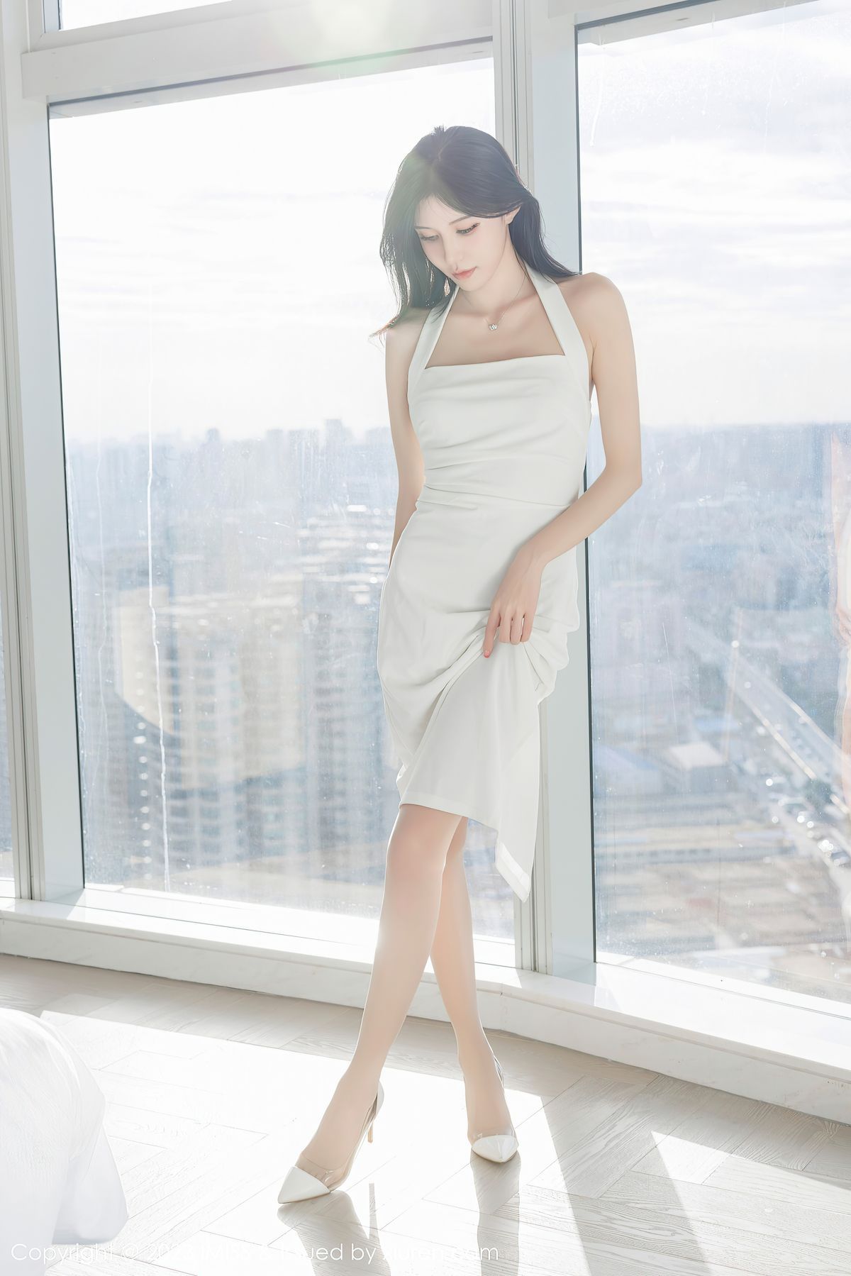 爱蜜社美女模特泥鳅鳅白色连衣裙酒店场景拍摄性感写真